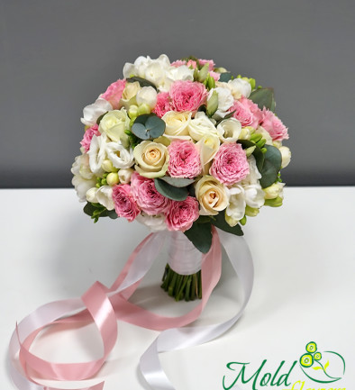 Buchetul miresei din trandafiri roz spray, trandafiri albi, frezii si eucalipt foto 394x433